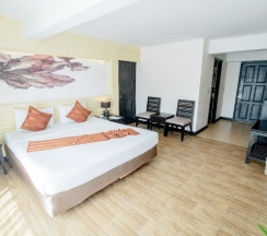 Двухместный номер Resort Wing A Superior двуспальная кровать в Seabreeze Jomtien Resort