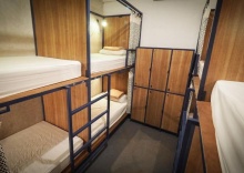 Кровать в общем номере в I-Sleep Silom Hostel