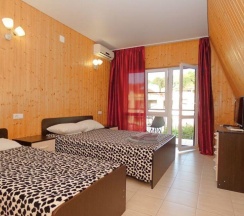 Комната стандарт с 1 односпальной и 1 двуспальной кроватью в Стерх