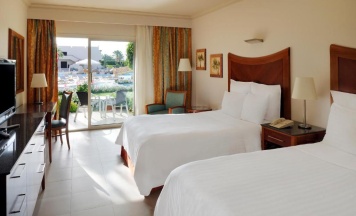 Четырёхместный номер Deluxe с видом на бассейн в Naama Bay Promenade Beach Resort by Accor