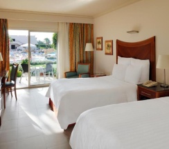 Двухместный номер Deluxe с видом на бассейн двуспальная кровать в Naama Bay Promenade Beach Resort by Accor