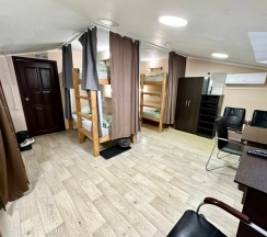 Общий 7-местный номер для мужчин и женщин с удобствами на этаже в Rest Home