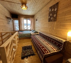 Семейный коттедж с балконом и с красивым видом из окна в Villa Natella