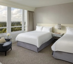 Двухместный номер Deluxe с видом на залив (2 отдельные кровати) в Fontainebleau Miami Beach