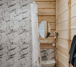 Трехместный номер с двуспальной и односпальной кроватью в Шум ручья