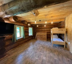 Четырёхместный номер №1 с балконом и с красивым видом из окна в Дубки