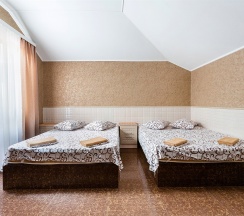 Cемейный номер с собственной ванной комнатой ( окно в коридор) в Guest house city center