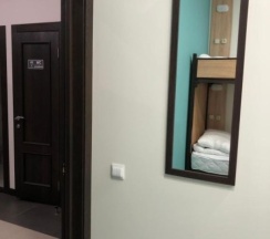 Кровать  в мужском шестиместном номере в Танский