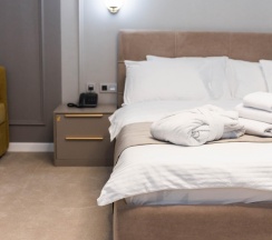 Номер стандарт улучшенный с 1 двуспальной кроватью (с завтраком) в Тарей