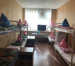 Кровать в общем номере (мужской номер) с красивым видом из окна в Хостел