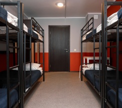 место в 8-местном мужском номере с двухъярусной кроватью в Кампус