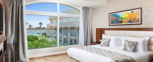 Двухместный номер Deluxe с видом на море двуспальная кровать в Pickalbatros Royal Moderna Sharm & Aqua Park