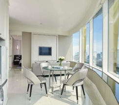 Одноместный люкс Grand с видом на город двуспальная кровать в Grande Centre Point Sukhumvit 55