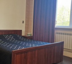Комната стандарт с 1 односпальной и 1 двуспальной кроватью в Анюта