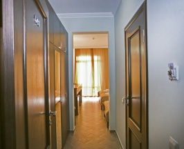 Трёхместный номер Comfort с балконом в Акра