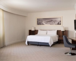 Двухместный номер Corner Executive с балконом и Republic Square View двуспальная кровать в Armenia Marriott Hotel Yerevan