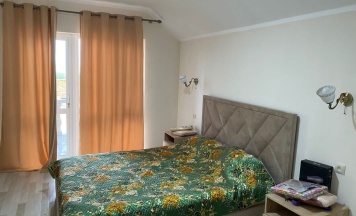 Коттедж с балконом и с красивым видом из окна в Сафари