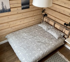 Коричневый дом с видом на озеро в Forrest Lodge Karelia