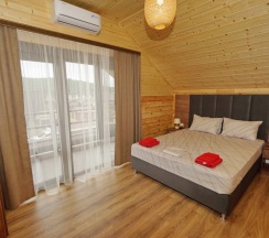 Коттедж с балконом и с красивым видом из окна в Диамант