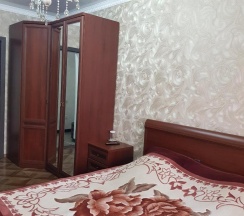 Апартаменты c 1 комнатой в Сдаётся в 2-х ком.кв. 1 комната на берегу моря на 2 человека. Проживание с хозяевами.