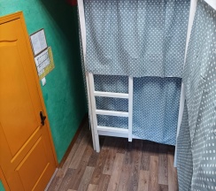 Кровать в 8-местном общем номере в Orange