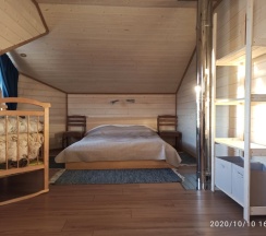 Коттедж с балконом и с красивым видом из окна в Гостевой дом