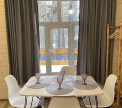 Коттедж с красивым видом из окна в Baza les