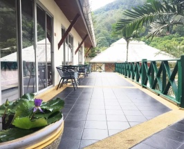 Номер Deluxe с видом на озеро в Serenity Lakeside Resort