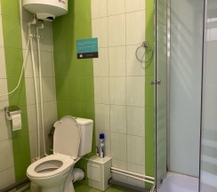 Трехместный семейный номер с собственным санузлом в Nice hostel