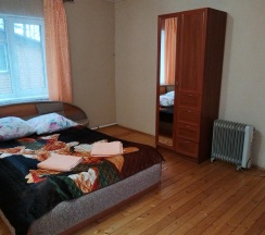 Коттедж улучшенный с 2 односпальными и 1 двуспальной кроватью в Селигерский бережок