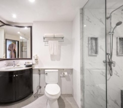 Двухместный номер Deluxe Terrace с балконом и с видом на море двуспальная кровать в Thavorn Palm Beach Resort Phuket