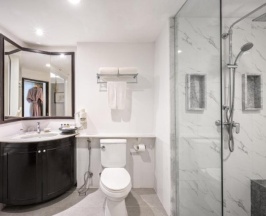 Двухместный номер Deluxe Terrace Lagoon Pool Access с балконом двуспальная кровать в Thavorn Palm Beach Resort Phuket