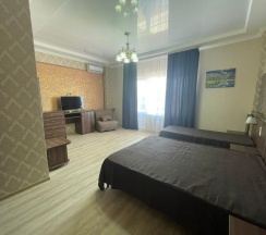 Трёхместный люкс с балконом в Багира