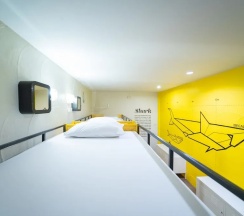 Кровать в общем номере в Monkey Dive Hostel Khaolak