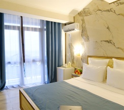 Студия Панорамная улучшенная с балконом, мини кухней и видом на город и море в Амбассадор