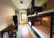 Четырёхместный номер Standard с балконом в Hide Bangkok Hostel