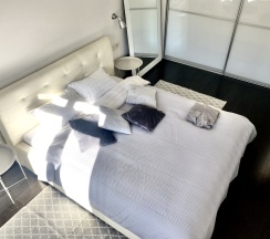 Двухместные апартаменты с 2 комнатами с балконом и с красивым видом из окна двуспальная кровать в Апартаменты InterLoft 6 Old Town Free Parking Wi-Fi 100/50 Smart TV