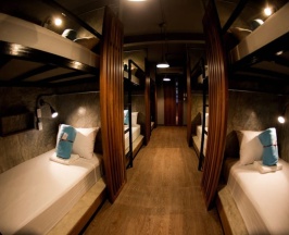 Кровать в общем номере (женский номер) с балконом в In A Box Hostel