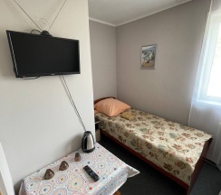 Трехместный номер с двуспальной и односпальной кроватями в Горячинск