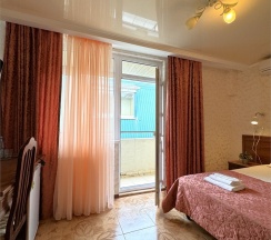 Двухкомнатный семейный четырехместный с балконом (не видовой) и двумя сан узлами (4 этаж) в Атриум