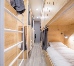 Кровать в общем номере с балконом в Nornyaowarat Hostel