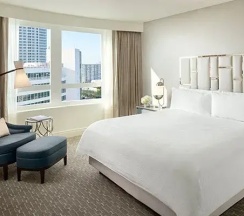 Двухместный полулюкс с видом на залив (двуспальная кровать) в Fontainebleau Miami Beach
