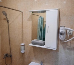 Шестиместный полулюкс с 2 комнатами с балконом и с красивым видом из окна в Гостиница