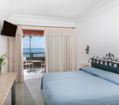 Трёхместный номер Standard с балконом и с видом на море односпальная кровать в Hotel Pupetto