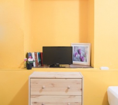 Кровать в общем номере в Линия