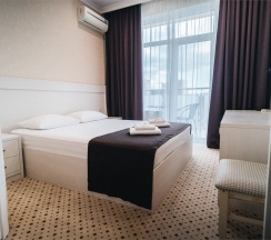 Двухместный номер с кроватью размера king-size и балконом в GemstHotel & SPA