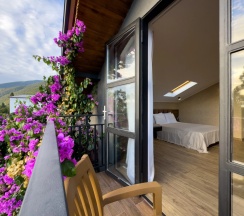 Трёхместный номер Супериор Плюс c 1 комнатой с балконом и с красивым видом из окна в Aimara