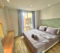 Двухместные апартаменты с видом на бассейн двуспальная кровать в Atlantis Condo Pattaya by Panissara