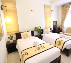 Кровать в общем номере с красивым видом из окна в Hoi An Cottage Villa