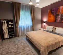 Четырёхместный коттедж Premium с красивым видом из окна в Нептун-2